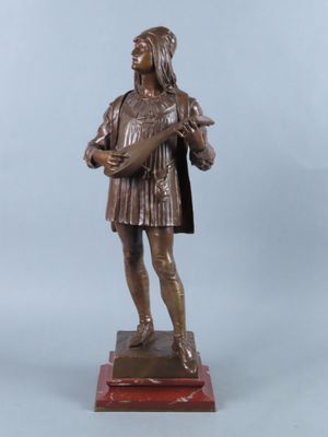 statue en bronze d'une femme tenant un oiseau sur une base en bois