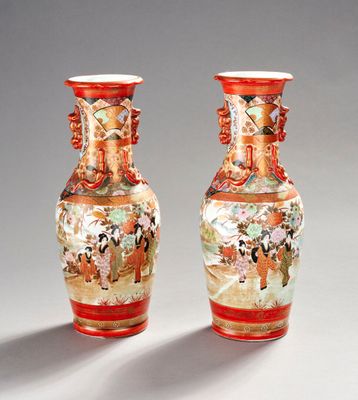 JAPON, Époque MEIJI Paire de vases en porcelaine à décor pol…