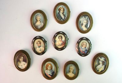 neuf portraits miniatures de femmes dans des cadres ovales accrochés au mur