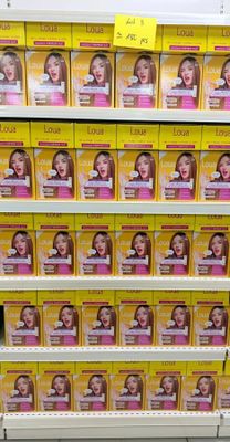 de nombreuses boîtes de produits capillaires sur les rayons du magasin