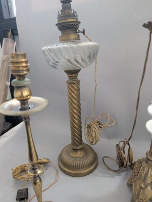 de nombreuses lampes anciennes posées sur une table