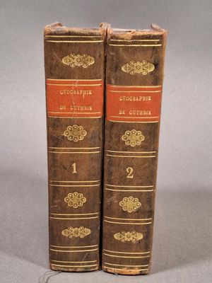 deux vieux livres posés l'un sur l'autre sur une table
