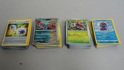 Plusieurs cartes Pokémon sont empilées les unes sur les autres