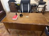 un bureau avec une chaise et un livre posé dessus