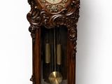 une horloge en bois accrochée au mur