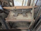 une enclume posée sur une table dans un atelier