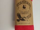 une serviette rouge avec un oiseau dessiné dessus, posée sur une table