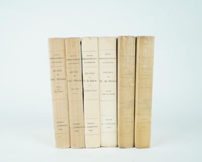 plusieurs vieux livres sont empilés sur une surface blanche