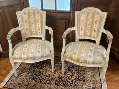 Paire de fauteuils de style Louis XVI, dossier écusson, retr…