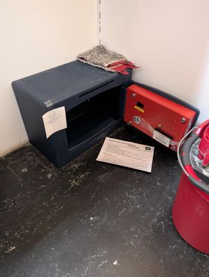 une borne d'incendie rouge placée à côté d'une borne d'incendie noire