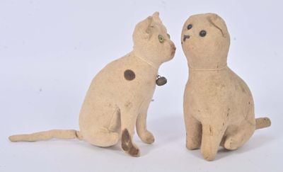 deux chats assis l'un à côté de l'autre sur une surface blanche