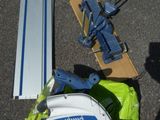une machine bleue et blanche et un sac vert posé par terre