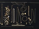 un assortiment de bijoux en or et en argent sur fond noir