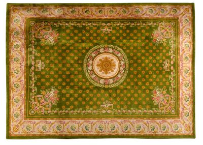 un tapis vert orné d'un médaillon au centre