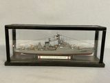 une maquette de bateau dans une vitrine