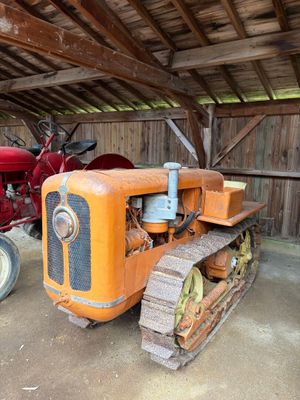 un tracteur et une ornière de tracteur dans une grange