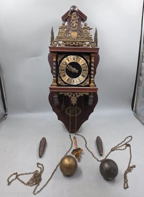 une horloge posée sur une table, entourée d'une chaîne