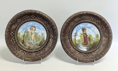 deux assiettes décoratives ornées d'une peinture représentant une femme et un enfant