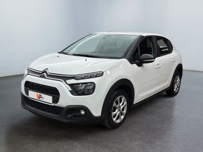 Une Citroën blanche est garée dans une pièce blanche