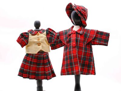 deux mannequins vêtus de tenues à carreaux rouges et noirs