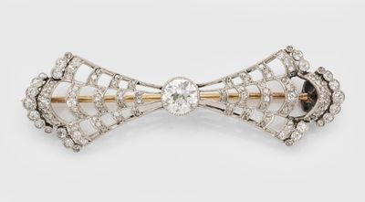 une broche en forme de nœud, en diamant et en or