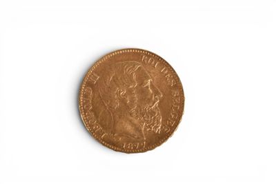 gros plan d'une pièce de monnaie sur une surface blanche avec un fond blanc