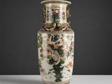 une image représentant un vase orné d'un dragon, posé sur une table