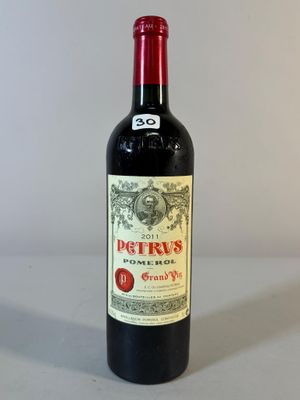 une bouteille de vin posée sur une table
