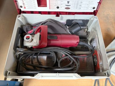 une boîte contenant une perceuse et d'autres outils