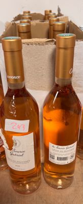 plusieurs bouteilles de vin sont alignées sur une table
