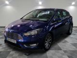 la voiture bleue est garée sur un sol en damier dans le garage