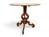 une petite table avec un plateau et un piètement en bois