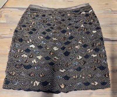 une jupe noire et dorée avec un motif