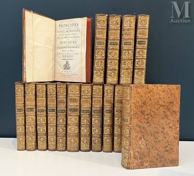 plusieurs vieux livres sont empilés sur une table