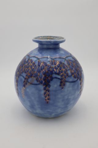 THARAUD. Limoges - vase boule en porcelaine à décor de glycine re...