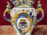 un vase orné d'un blason