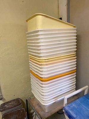 une pile de récipients en plastique posée sur un chariot