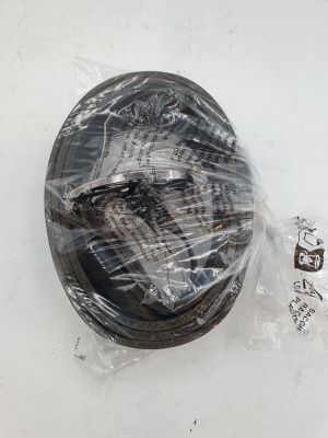 un casque emballé dans du plastique posé sur une table blanche