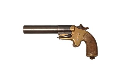 un gros plan d'un pistolet sur un fond blanc avec un fond blanc