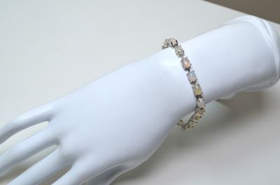 Un bracelet en argent serti de 10 cts env d'opales cabochons…