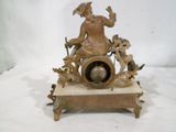 une statue de femme assise au sommet d'une horloge