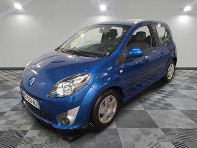 la voiture bleue est garée dans le garage sur le sol en damier