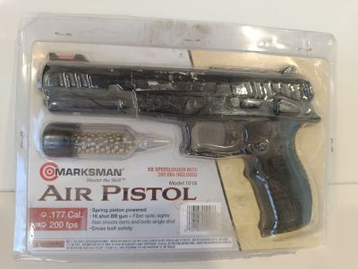 une image représentant un pistolet dans un paquet posé sur une table