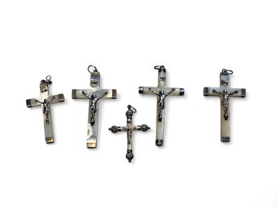 trois croix argentées sur une surface blanche, sur fond blanc