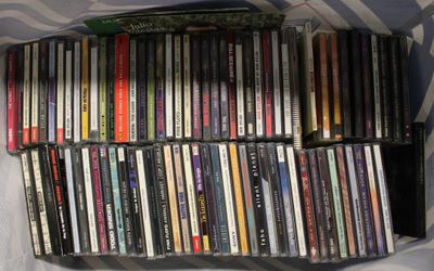 beaucoup de DVD dans un sac posé sur un lit