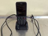 un téléphone portable branché à un chargeur posé sur une table