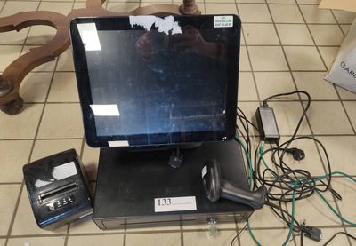 un ordinateur portable posé sur une table