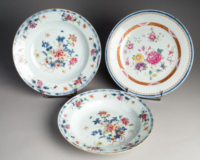 trois assiettes à motifs floraux posées sur une table
