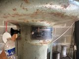 une bouteille d'eau posée sur une table à côté d'une machine
