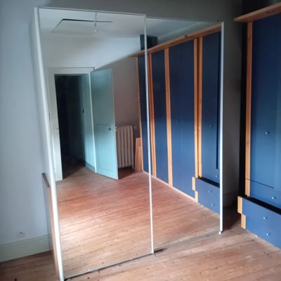 437.59 - Meuble Penderie A Deux Portes Vitrees Coulissantes …